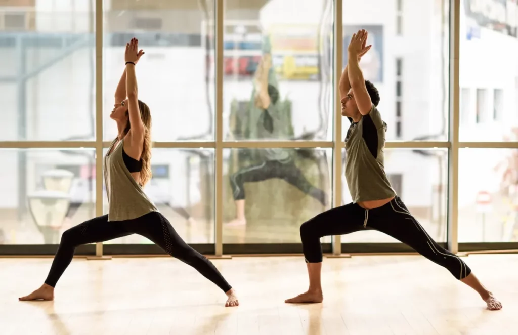 VIRABHADRASANA 1 Posture du guerrier 1 : Vira c'est le héros, Bhadra c'est vertueux, VIRABHADRA c'est le héros vertueux né d'une mèche de cheveux de Shiva. Le guerrier en Yoga est discipliné, déterminé, résistant, souple au mental aiguisé, il combat contre l'égo pour se libérer de l'orgueil et des illusions.